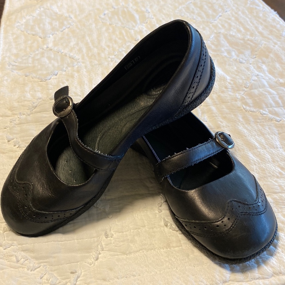 Keen Mary Janes  with wingtip detail black 7